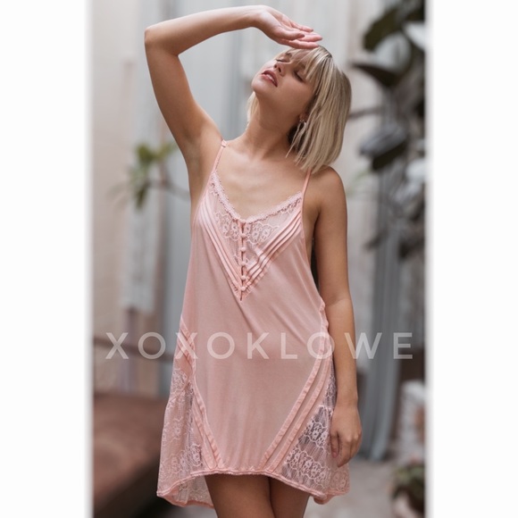 POL Coral V Neck Lace Cami Tank Top - Picture 3 of 10